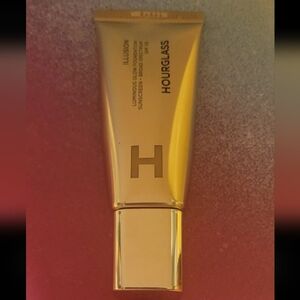 Hourglass Illusion Luminous Glow Foundation 16